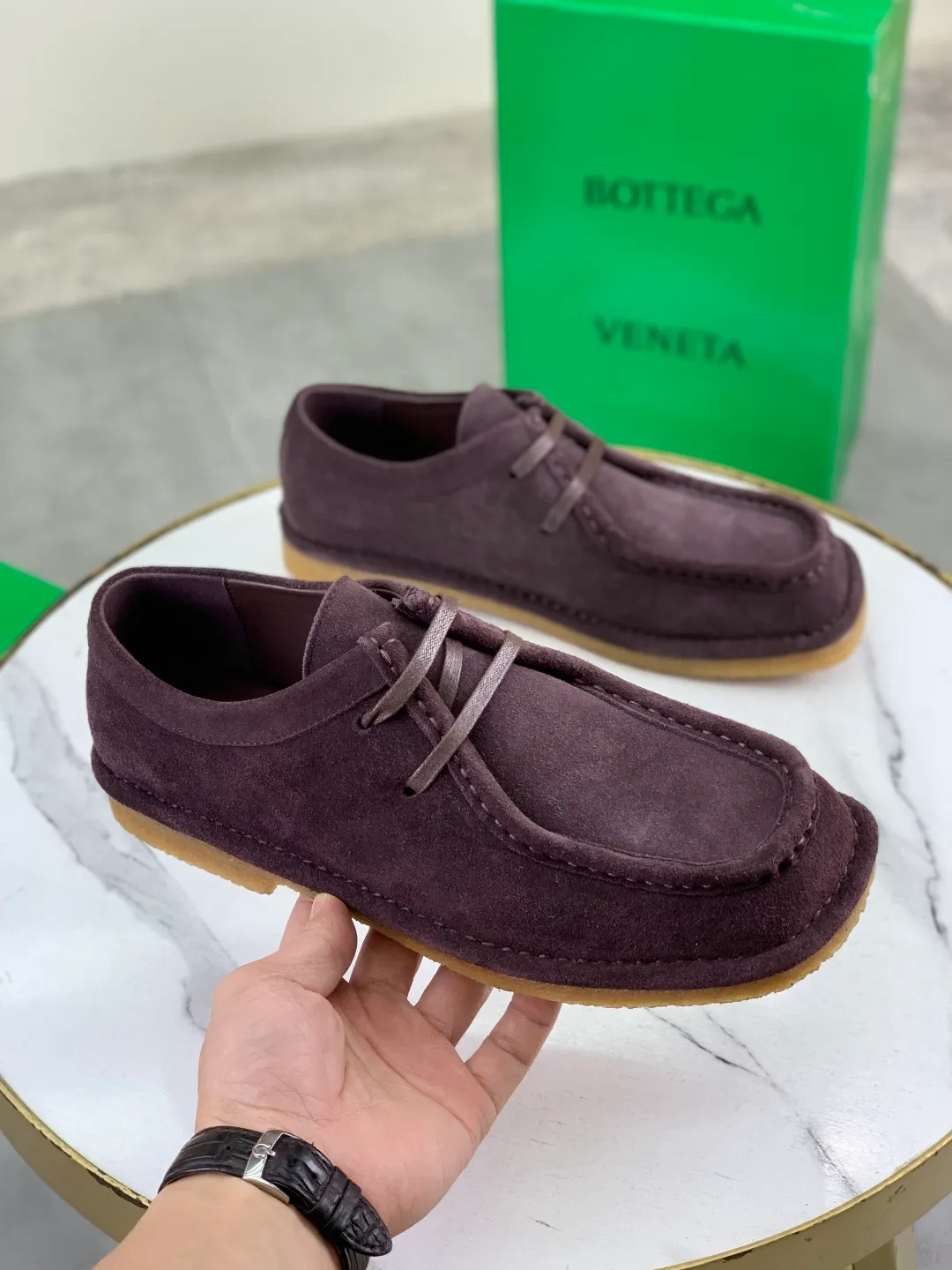 Men's men's shoes 💰P740 New model 💰 Top quality (beef tendon outsole series) 💎💎💎 BOTTEGA VENETA official website synchronizes the latest model, top version of the market's highest version of BV business leather shoes, accept material comparison, shoe type comparison, process comparison, practical and texture, versatile, suitable for any occasion, the more you look at it, the more flavorful it becomes. Pure hand-woven craftsmanship - upper material, imported original hand-woven calfskin - high-quality water-dyed sheepskin lining - original private model customized beef tendon outsole -Size: female 35-39 (34 40 customized) male 39-44 (38 45 customized) Comes with original BV green box, complete packaging.